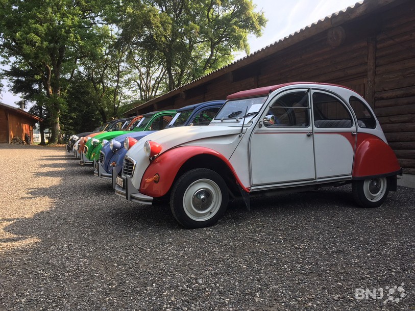Des 2CV de toutes les couleurs se sont emparé du Mont-de-Coeuve