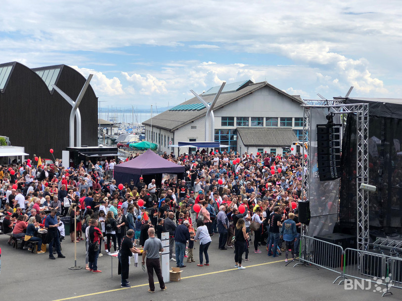 Le public était présent en nombre dès 11h pour la fête organisée en l'honneur de Neuchâtel Xamax FCS sur l'esplanade de la Maladère.