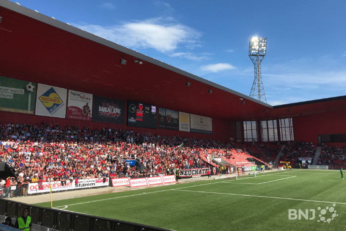 Neuchâtel Xamax FCS joue son dernier match de Challenge League dans une ambiance festive. Plus de 9000 spectateurs ont répondu présent.