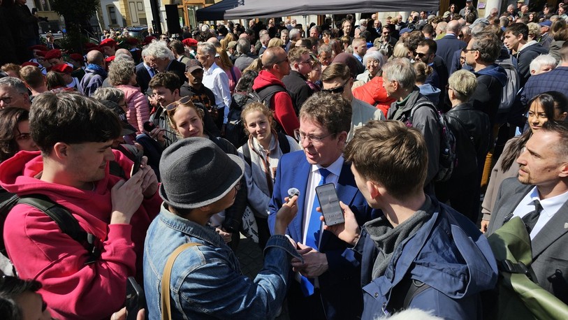 Le conseiller fédéral Albert Rösti a lui aussi pris un bain de foule sur la place des Halles à Neuchâtel.