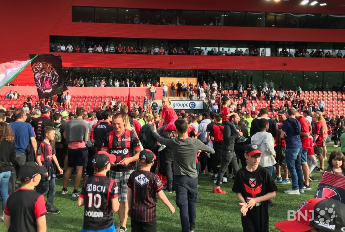 Les supporters en liesse ont envahi le terrain pour fêter le titre de Neuchâtel Xamax FCS