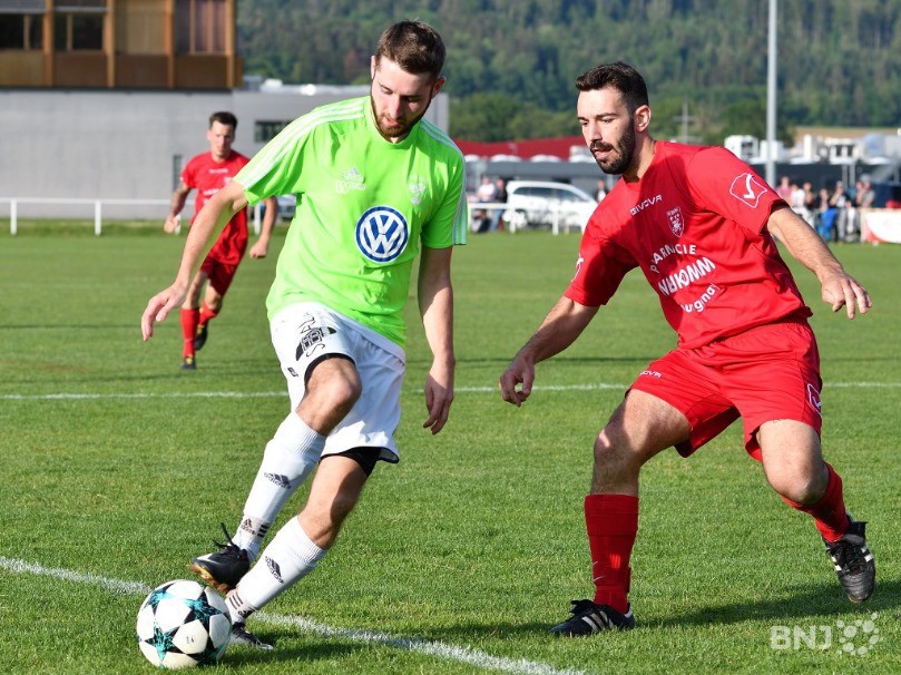 Luc Chappuis (en vert) et le FC Develier n'ont pas su prendre à défaut la défense du FC Courgenay d'Yvan Olei (photo : Georges Henz)