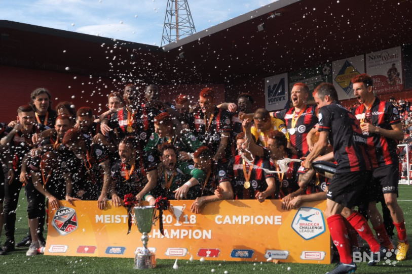 Le nom de Neuchâtel Xamax FCS est désormais gravé sur le trophée de champion de Challenge League.