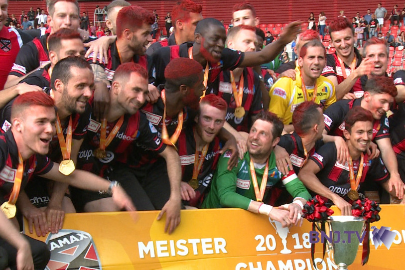 Neuchâtel Xamax FCS a reçu la coupe des champions, lors du dernier match de la saison.