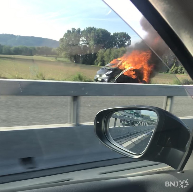 Une voiture était en feu mardi matin au Landeron.