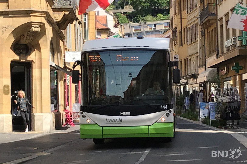 Pour marquer leur mécontentement, les auteurs de l'initiative ont
distribué un spécimen symbolique de billet de transports publics
gratuits pour le canton de Neuchâtel, valable dès demain.