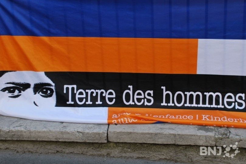 Pour sensibiliser la population et récolter des fonds, les bénévoles de Terre des hommes tiendront des stands dans les rues de Neuchâtel et Peseux le samedi 17 octobre. (Photo : archives)