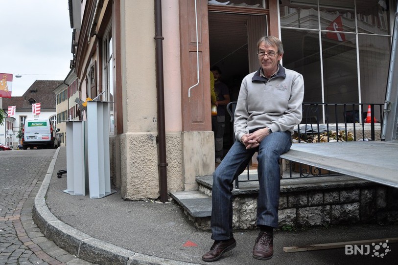 Le commerçant Alain Charpilloz a accueilli l'équipe de tournage avec le sourire