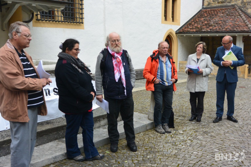 Syndicats, associations et partis de gauche ont déposé les textes mercredi matin au Château. Photo: SSP.