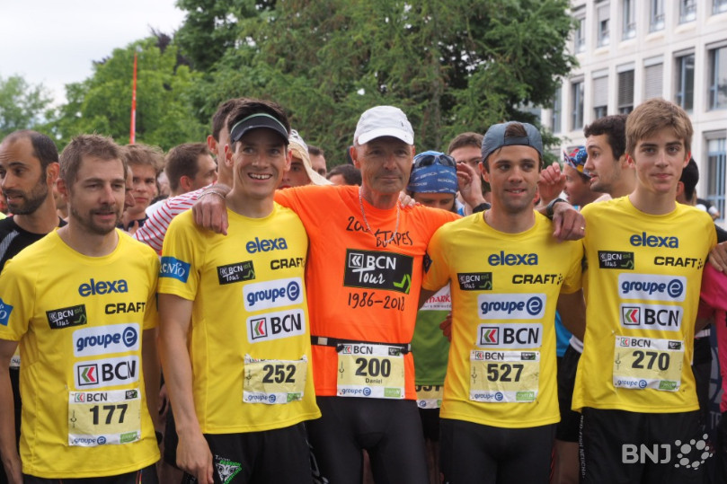 De g.à d. les maillots jaunes des différentes catégories (Samuel Lovey, Alexandre Rognon au scratch, Michael Verniers et Alexis Cohen) entourent Damien Pellaton, seul coureur à avoir participé aux deux cents étapes de l'histoire du BCN-Tour. 