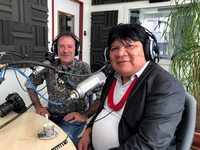 Thomas Pizer (à gauche) et Almir Narayamoga dans le studio de la Matinale RTN.