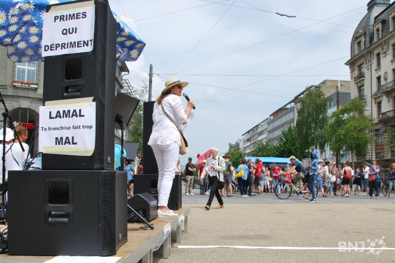 La manifestation a vu différents orateurs prendre la parole, ici, Christine Ruf Leskarovski, membre du comité d’organisation.