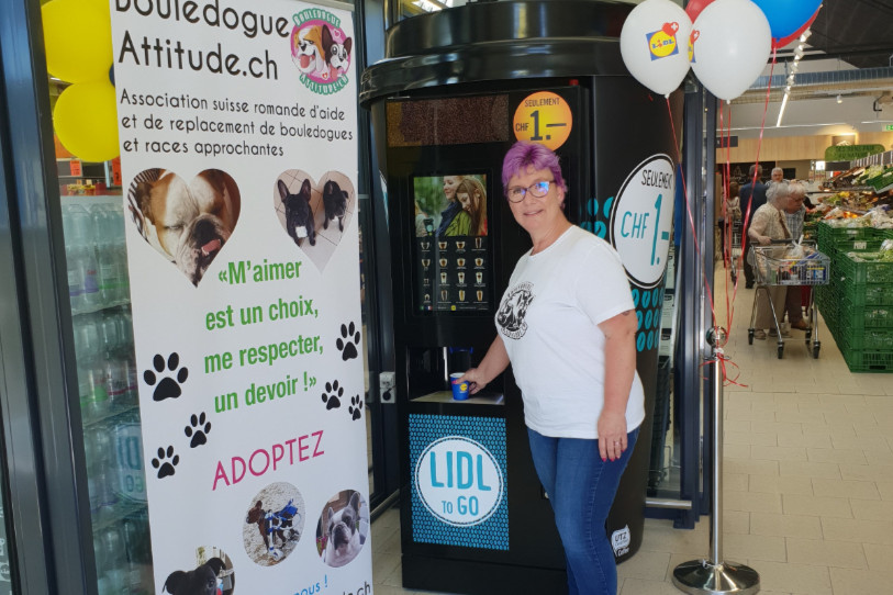 Isabelle Dupraz, la présidente de l'association Bouledogue Attitude, a servi des cafés aux clients dans le nouveau Lidl de Moutier. (Image: Isabelle Dupraz)
