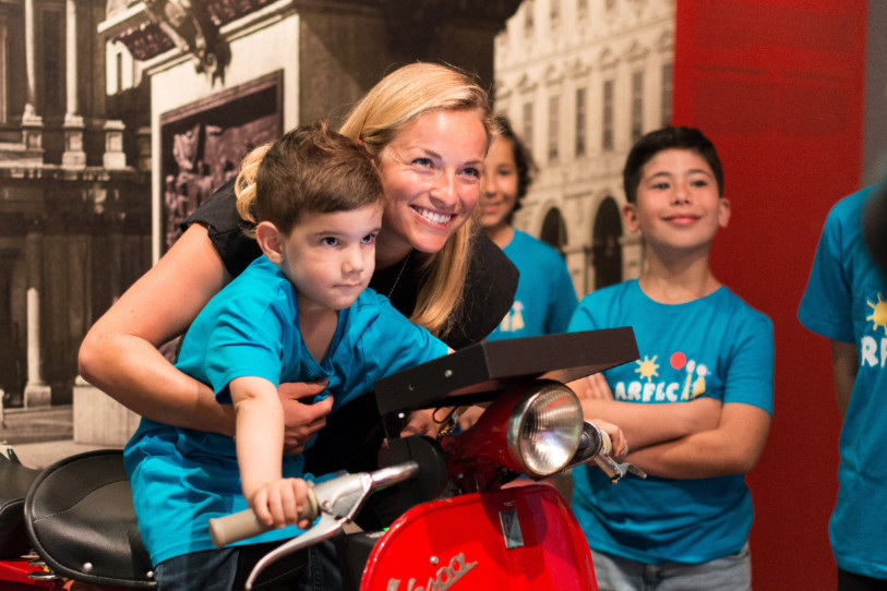 Lara Gut et les enfants de l'association ARFEC. (Image: Camille Bloch)