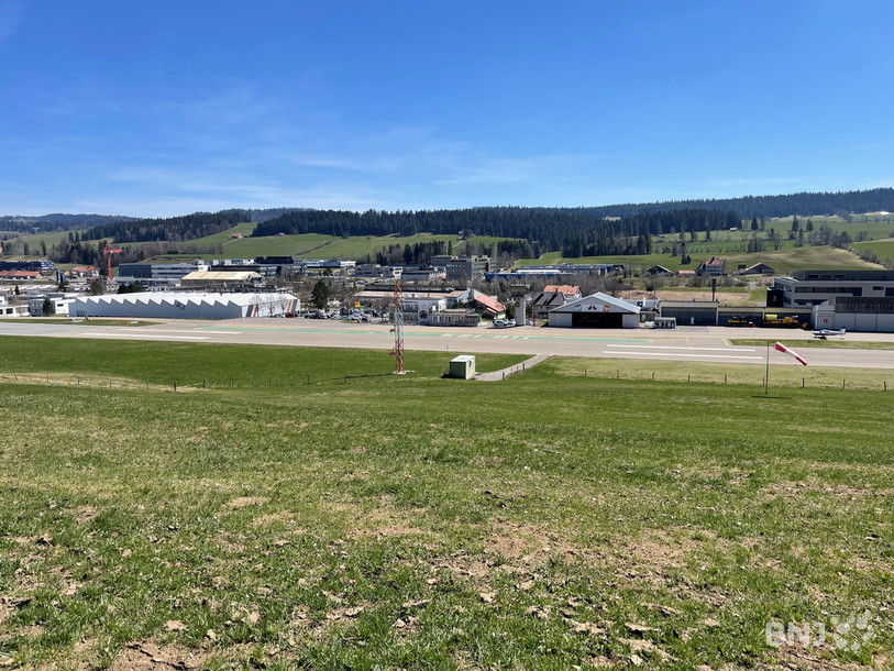 Le champ qui pourrait accueillir un parc de panneaux solaires se situe au nord de l'aéroport des Eplatures.