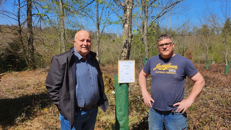 Le président du triage Réfouss Claude Gerber (à gauche) et le garde-forestier du triage Christophe Aubry, sur le sentier thématique de Porrentruy.