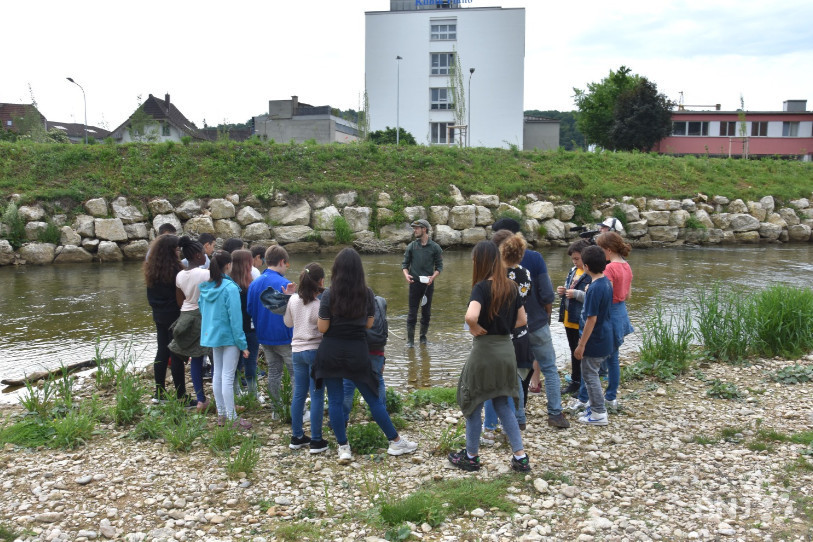 Une vingtaine d'élèves de 7H de l'école de Madretsch ont participé au premier cours de sensibilisation de la Fédération des pêcheurs du Jura bernois.