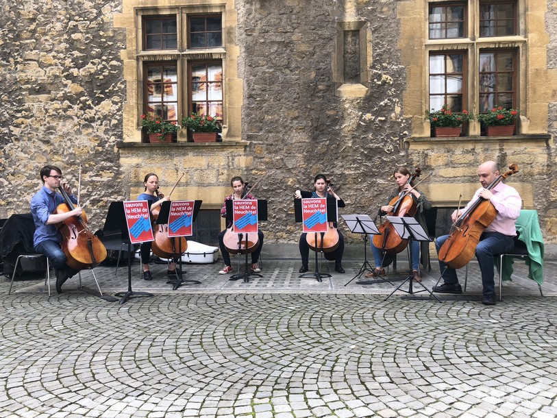 Les membres de la HEM sont venus protester mardi en musique contre la fermeture de l'école.