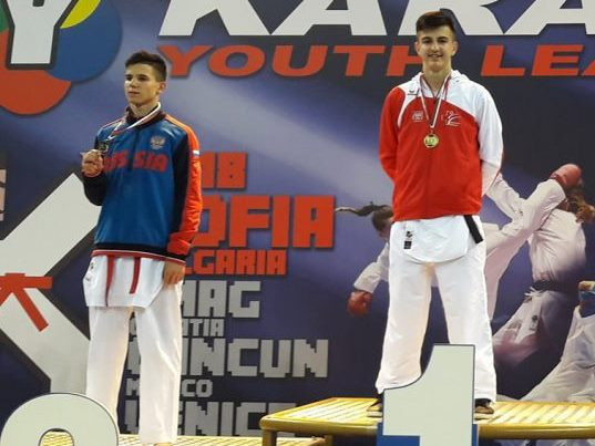 Arben Pjetraj sur la plus haute marche du podium