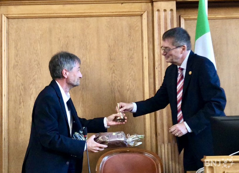 Jean-Paul Wettstein, à droite, a transmis la fameuse clochette du président à son successeur, François Konrad. 