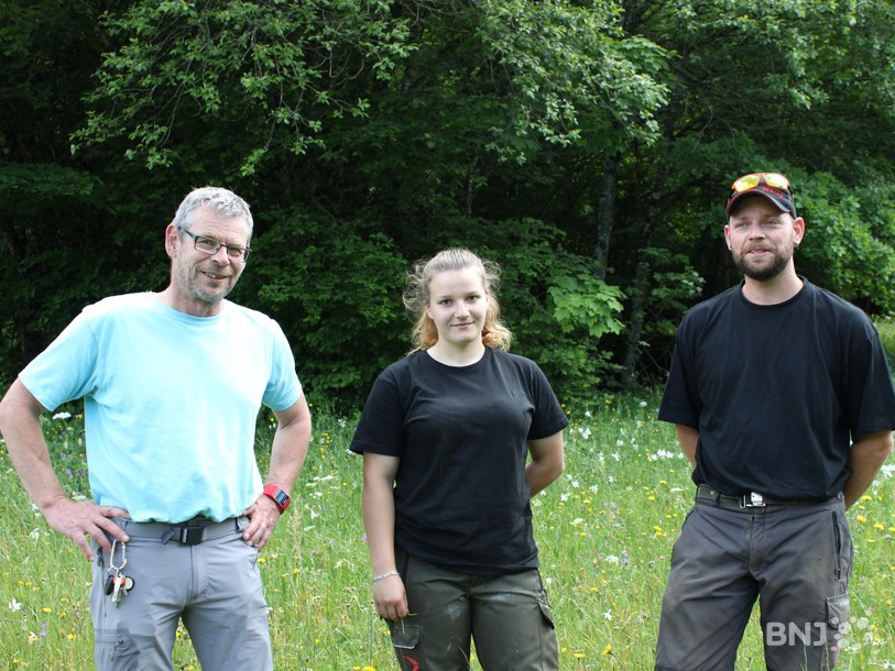 Edouard Roth, Margot Jallon et David Bigler devant une prairie de narcisses