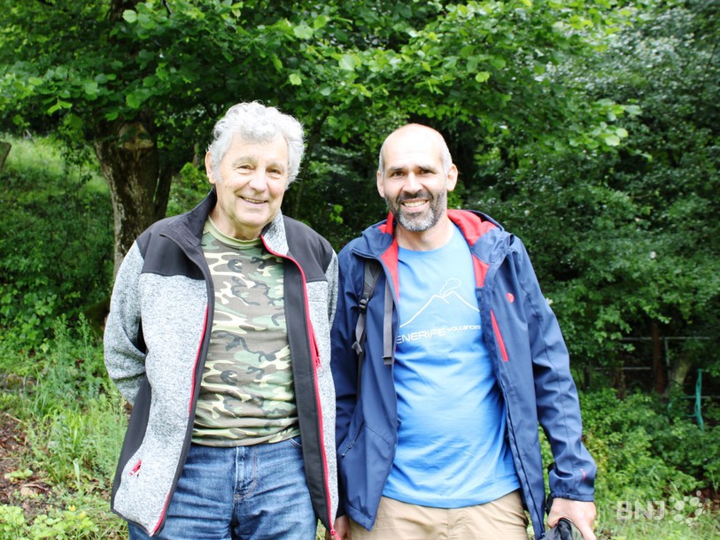 Jean-Pierre Chariatte et Christian Monnerat à l'écoute du chant des grillons