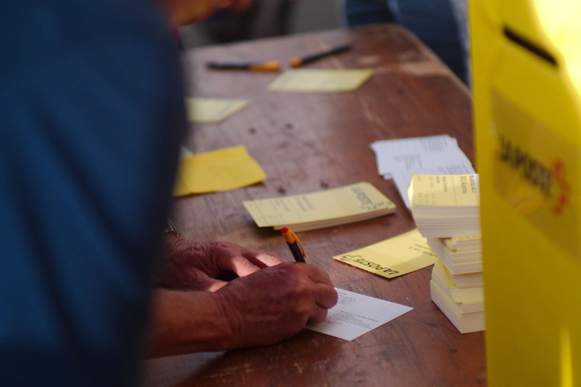 Les participants à la manifestation en faveur du maintien des bureaux de Poste à Auvernier et Bôle ont signé des cartes postales qui seront envoyées à la conseillère fédérale Doris Leuthard. 