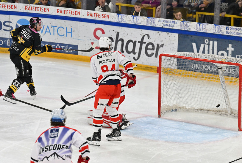 Jonathan Hazen finit en beauté la saison avec un quadruplé face à Viège dans l'acte V de la série de barrage (photo : George Henz).