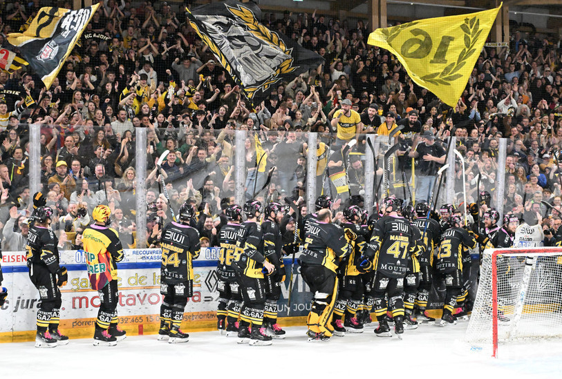 La communion aura été belle entre le HC Ajoie et son public. Le maintien est dans la poche ! (Photo : Georges Henz)