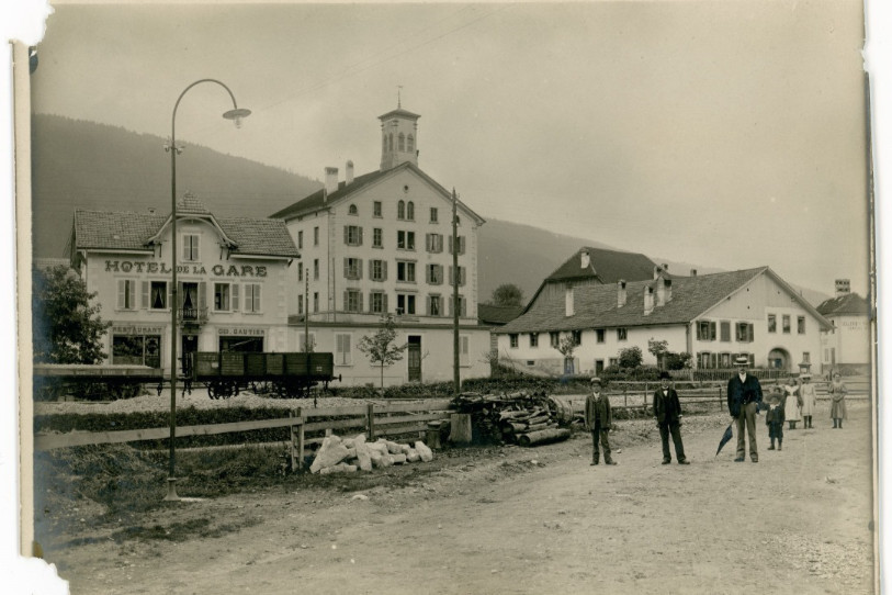 L'éclairage public apparaît à Cortébert vers 1900. (source: Mémoires d’Ici, Collection Rosa Steiner)