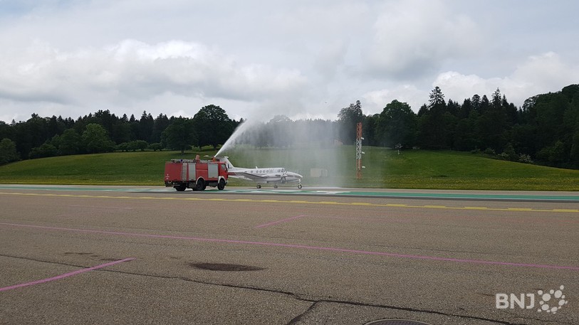 Comme le veut la tradition, l'avion a été baptisé par les pompiers de l'aéroport pour marquer l'inauguration de cette nouvelle desserte aérienne.