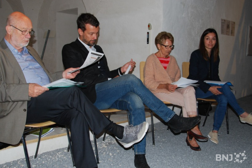 La conférence de presse s'est déroulée dans la crypte de l'Abbatiale de Bellelay. De g à d: Jean-Pierre Aellen (président de la commission pour la culture), Jérôme Benoit (délégué à la culture), Marcelle Forster (présidente du CJB), Kim Maradan (secrétaire générale).