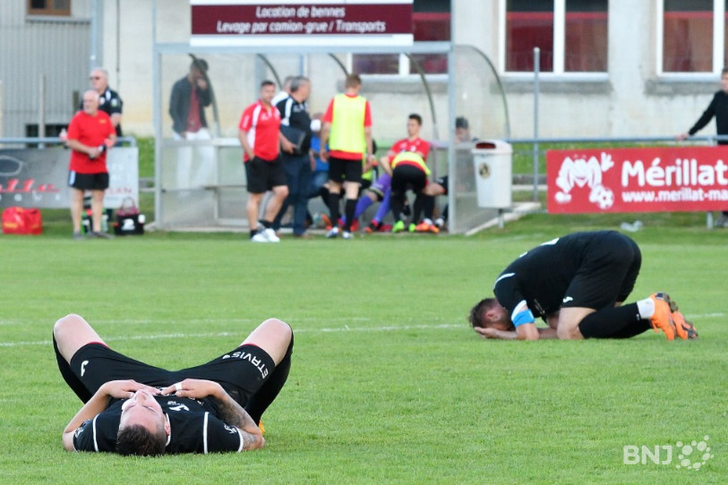 Les joueurs biennois sont à terre après le coup de sifflet final. (Image: Georges Henz)