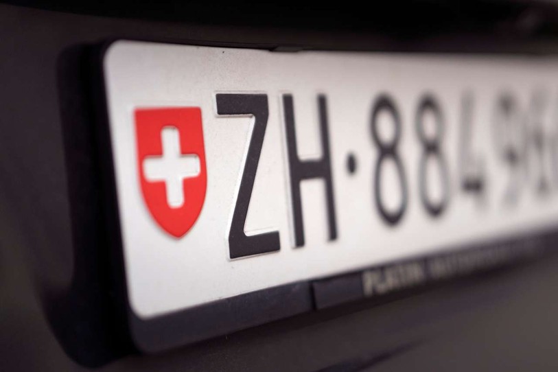 Devant la pénurie de numéros à venir à Zurich, les Cantons ont reçu une lettre, l'an dernier, autorisant temporairement des plaques à partir de 1'000'000. (Photo : Keystone/Gaëtan Bally)