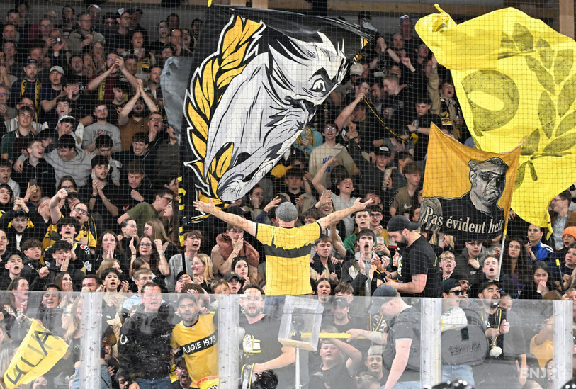 Les supporters du HC Ajoie ont encouragé leur équipe par des chants passionnés jeudi soir. (Photo : Georges Henz)