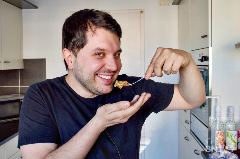 Célien Milani déguste ses röstis à la patate douce.