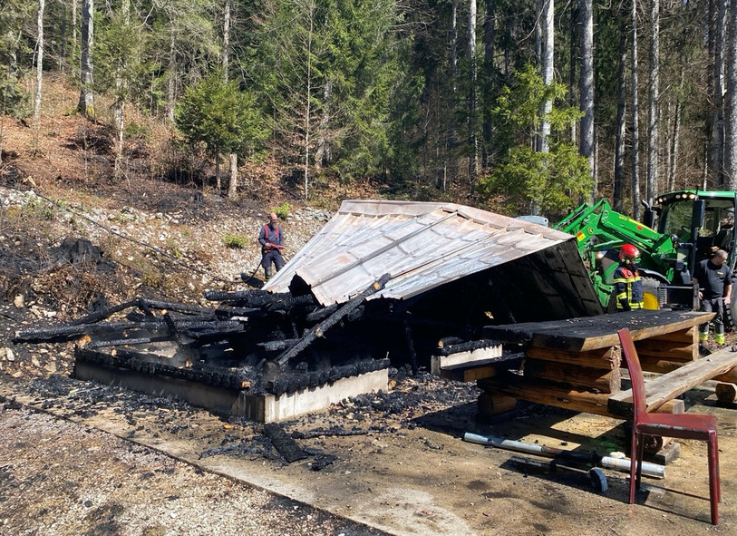 La cabane forestière a été complètement détruite. (Photo : Police neuchâteloise).