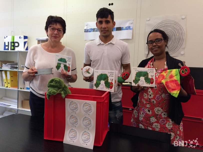 De gauche à droite, Ariane Tonon, responsable de projet langue et interculturalité à la HEP BEJUNE, Behzâd Alizada, et Nura Ahmed, traducteurs bénévoles. 
