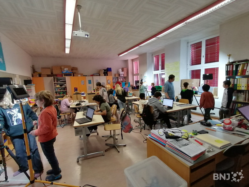 Les réalisateurs en herbe d'une classe de Courrendlin sont concentrés et en plein travail.