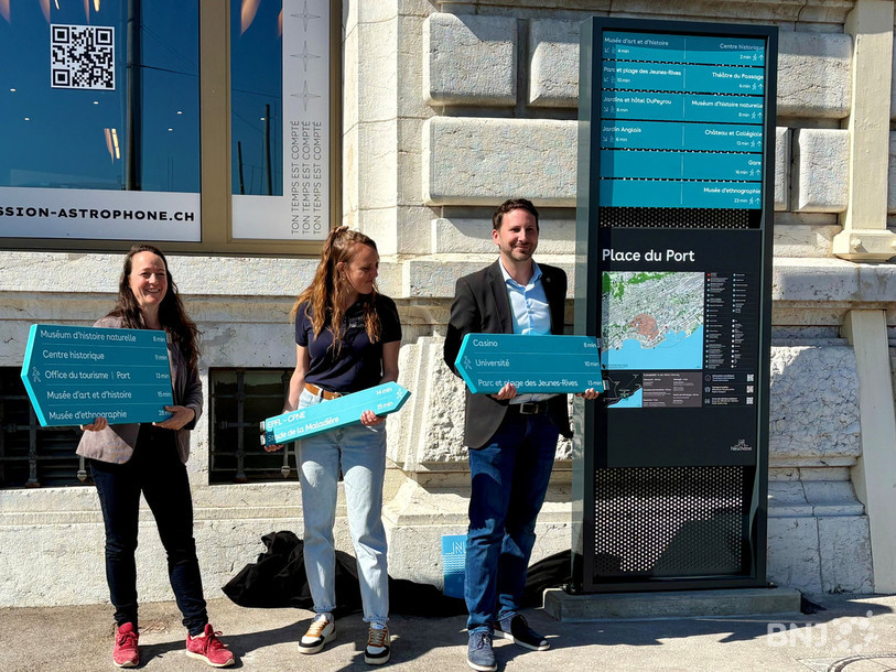 De gauche à droite, Léna Brina, déléguée au tourisme, Cléa Frei chargée de projet et Jonathan Gretillat, Conseiller communal, avec les nouveaux panneaux de signalisation. 