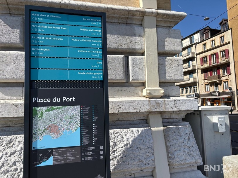 La nouvelle signalétique touristique de la Ville de Neuchâtel s'installe gentiment.