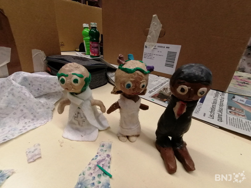 Les élèves mettent la main à la pâte pour créer leurs personnages.