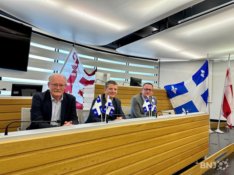 De gauche à droite : Le président de la section jurassienne de l'APF Pierre-André Comte, le président du Parlement jurassien Yann Rufer et le secrétaire du Parlement Fabien Kohler ont présenté les contours de la visite officielle de la délégation québécoise.