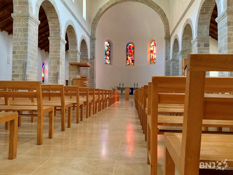 La collégiale de Moutier, édifice protestant reconstruit en 1860, compte notamment trois vitraux de Coghuf.