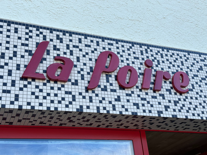 Clichés surannés au mur, jukebox, comptoir en zinc, et sol en terre cuite : l'ambiance du nouveau bar-bistrot La Poire à Porrentruy. (Photo : La Poire.)