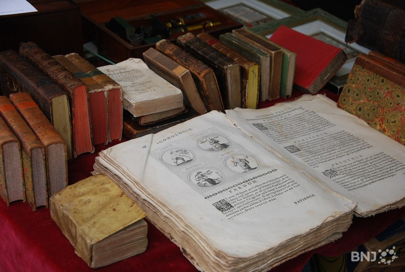 Les objets anciens ont toujours leur place à la brocante de Fleurier, mais les nouvelles générations viennent un peu bousculer les habitudes. (Photo : archives)