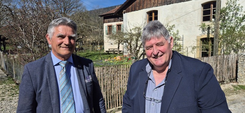 Gaspard Studer (à gauche), a remis la présidence du Forum interjurassien des bourgeoisies à René Eicher, nouveau président (à droite). (Photo : Forum interjurassien des bourgeoisies.)