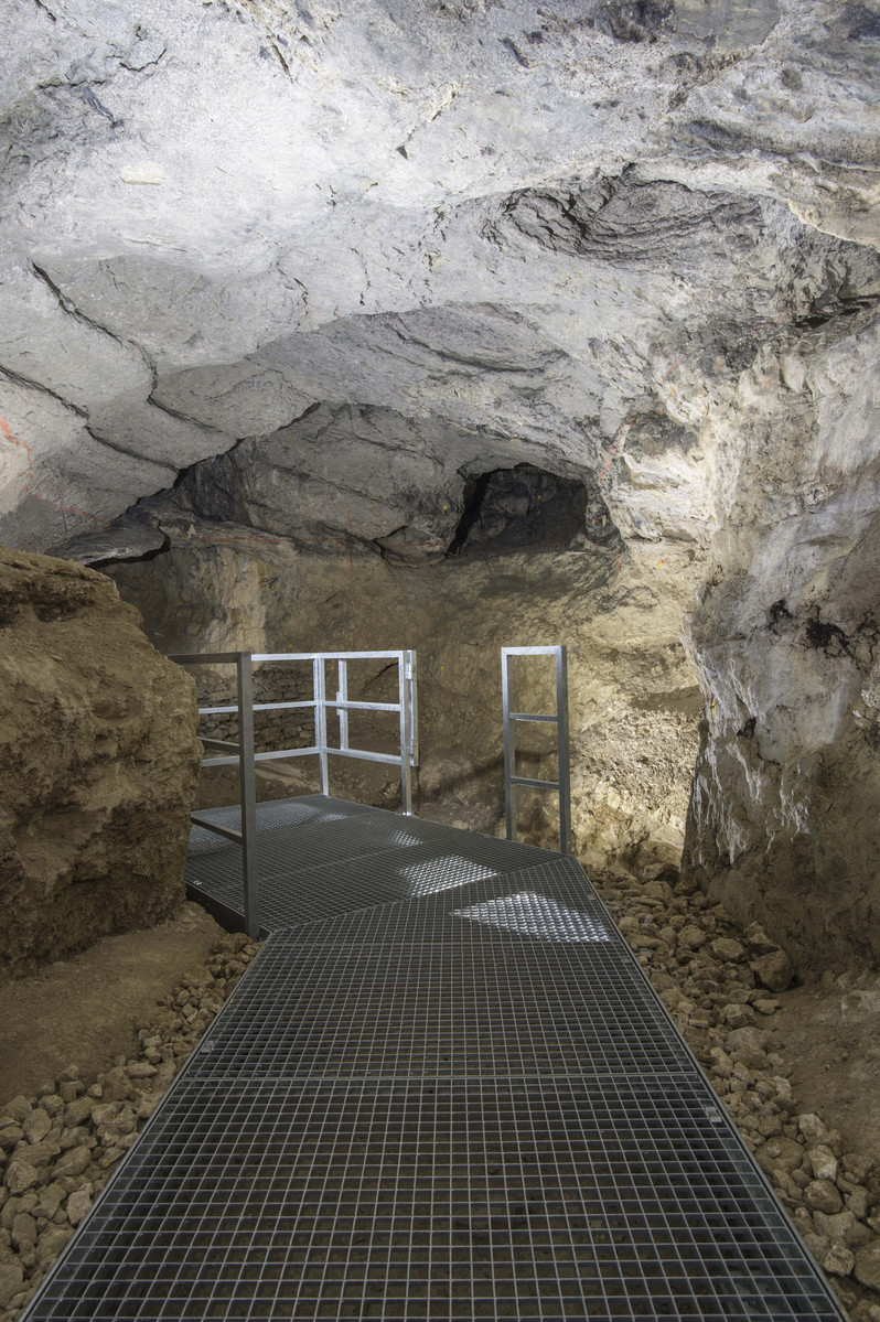 Dans la grotte, un nouveau cheminement a été installé. Photo : M. Juillard, Laténium.