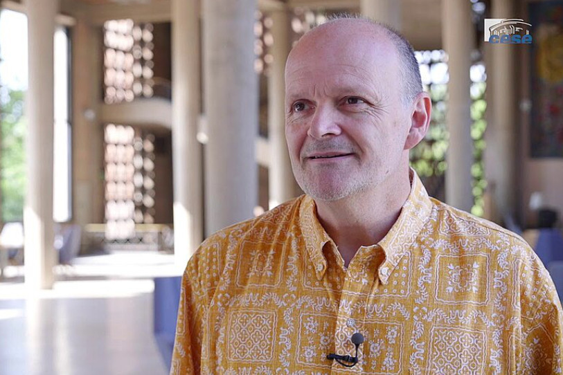 Luc Julia a évoqué divers aspects de l'intelligence artificielle lundi soir à Delémont (Photo : Conseil économique, social et environnemental.)