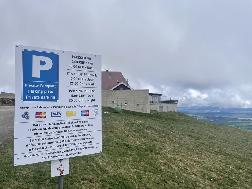 Le tarif journalier du parking se monte à cinq francs. (Photo : Journal du Jura.)